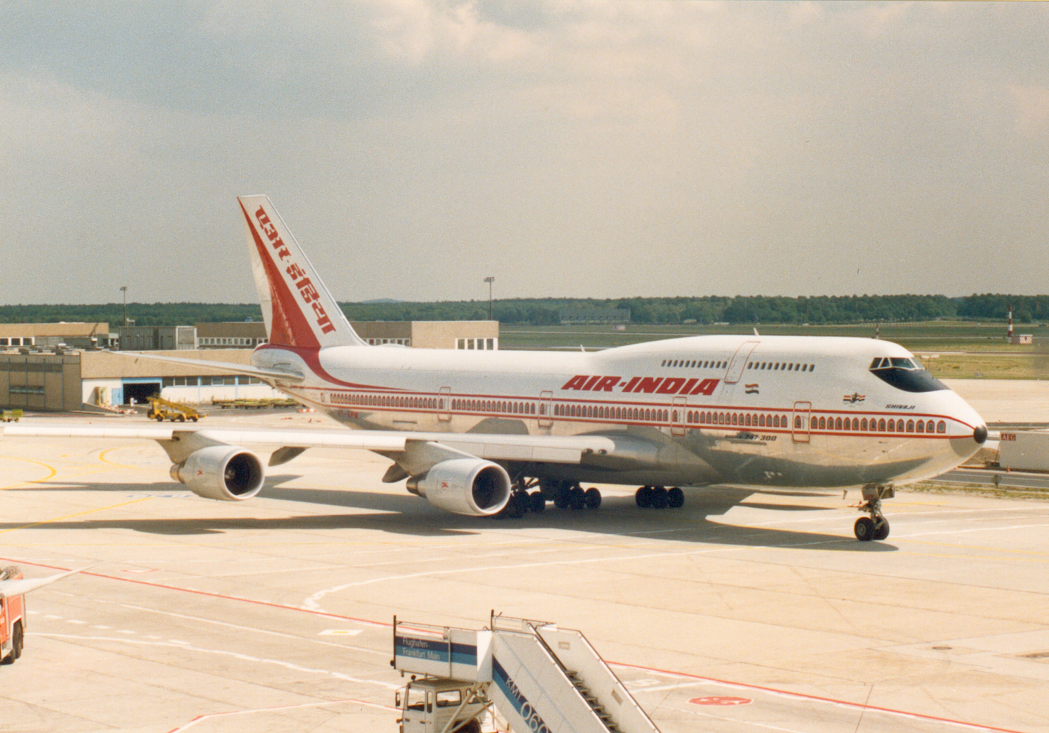 ai747-3.jpg